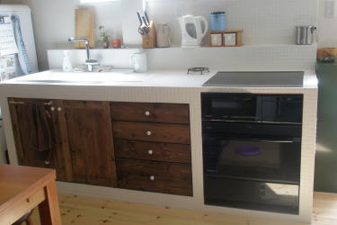 ���R�f�ނ̵��ް���݁E���ް�Ƌ�@�O�d���鎭�s�yCalmfurniture �ߓ��Ƌ�z�߲ݍނ̉����L�b�`��